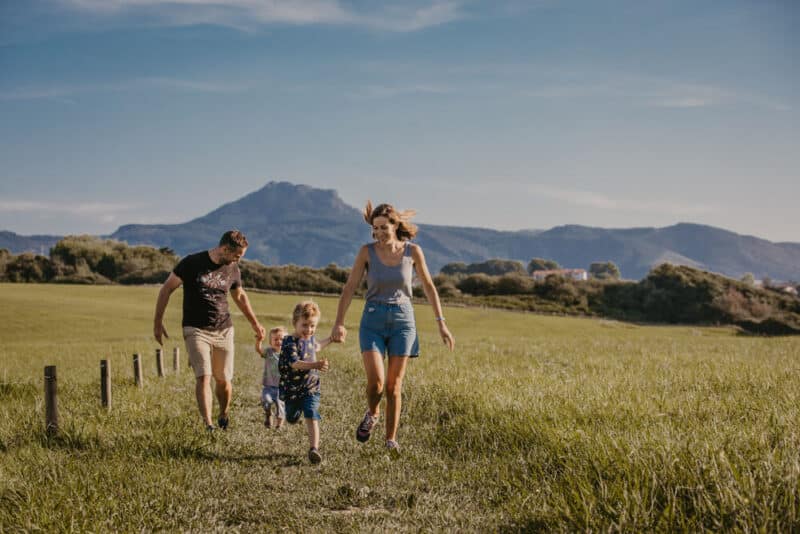 Famille dans le domaine d'Abbadia, parc naturel protégé sur la Corniche Basque, à Hendaye