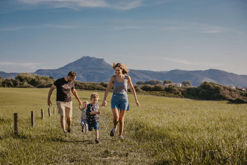 Famille dans le domaine d'Abbadia, parc naturel protégé sur la Corniche Basque, à Hendaye