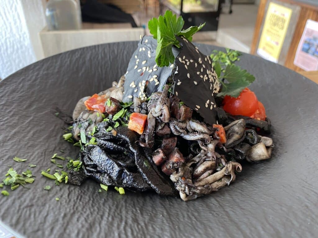 Tomates pour la touche finale - Recette Pâtes à l’encre de seiche, chipirons et ventricina - Hendaye Tourisme