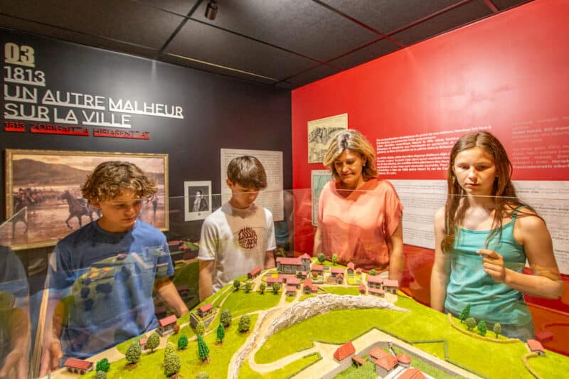 Découverte d'une maquette en famille