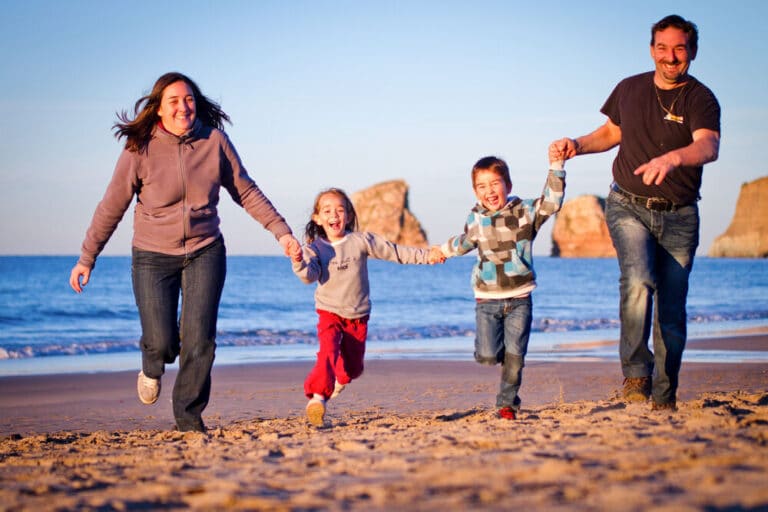 Famille sur plage des 2 Juemaux - Hendaye Tourisme