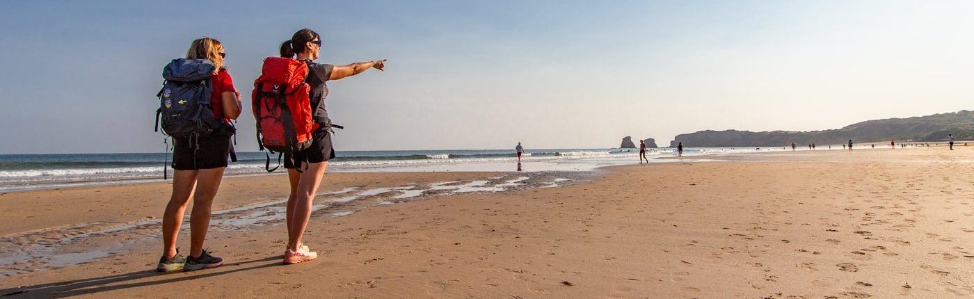 Randonneurs sur la plage - Hendaye Tourisme